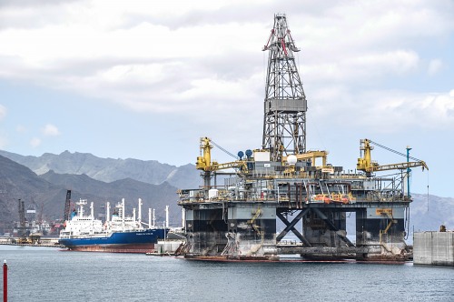 Oli drilling rig in port free photo