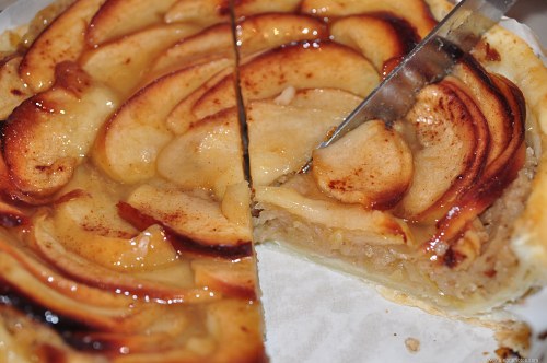 Cut apple pie free photo